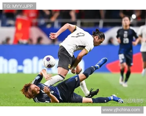 足球巨星赛场突遭意外受伤瞬间引发球迷广泛关注与热议