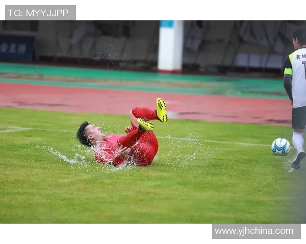 足球明星便装造型大盘点展现赛场外独特时尚风格魅力